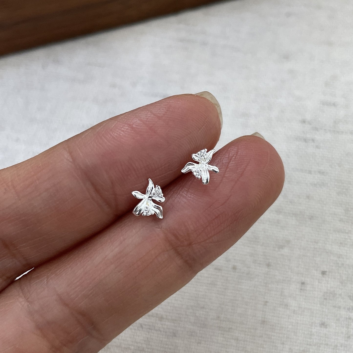 F廠【XDQ10979E】簡約設計感S999純銀小蘭花耳環女ins風迷你葉子百搭疊戴耳飾
 25.11-2