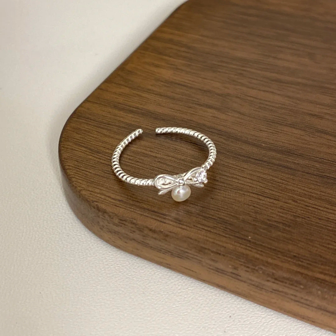 E廠【XDQ8845R】韓國版小眾蝴蝶結淡水珍珠戒指女S925純銀甜美精緻微鑲開口指環
 26.01-1