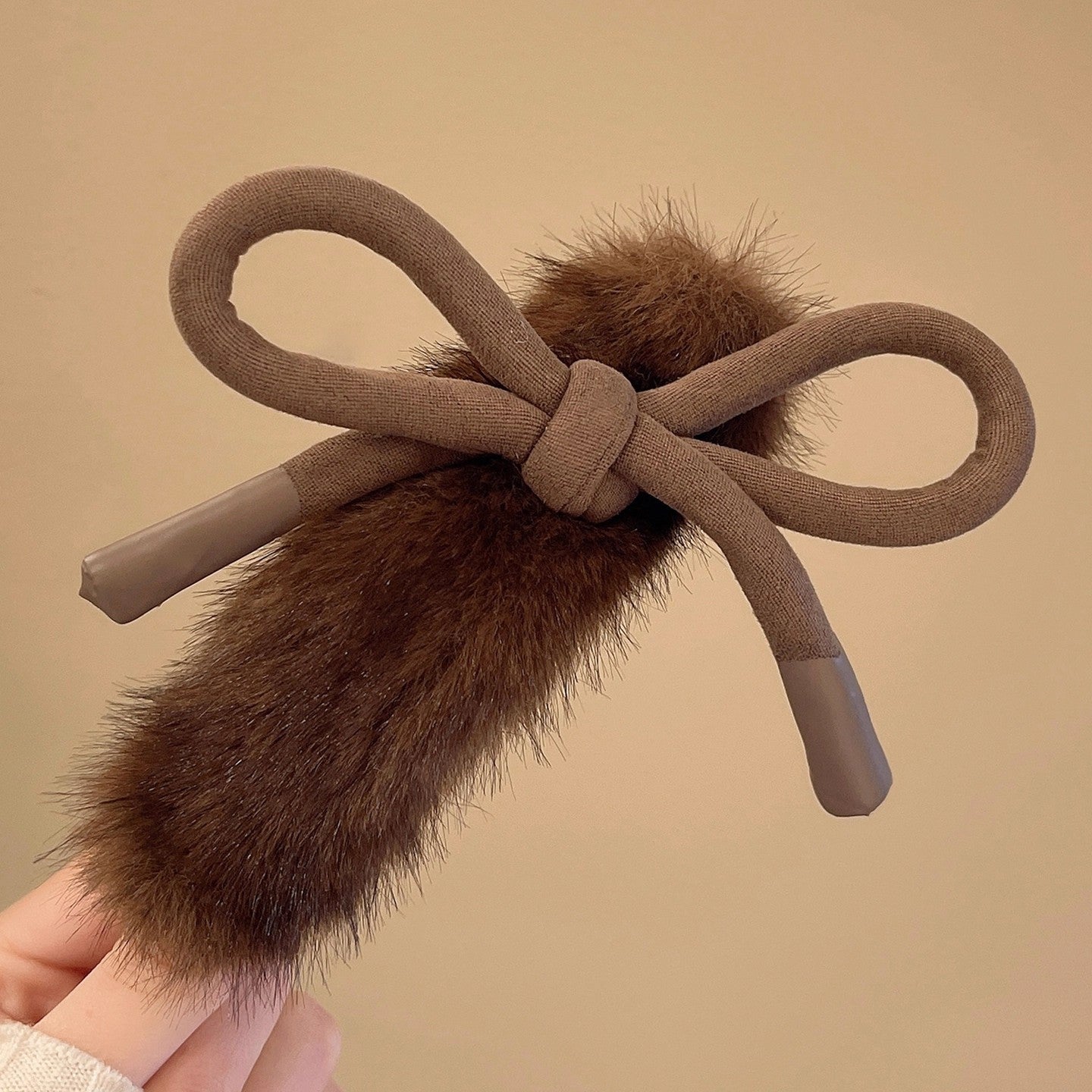 C廠【Y933】氣質蝴蝶結毛絨鴨嘴夾髮夾女大號抓夾2025新款高端後腦勺一字頭飾
 25.12-3「C廠-單筆結帳需滿，NT$500出貨(不含運費)」