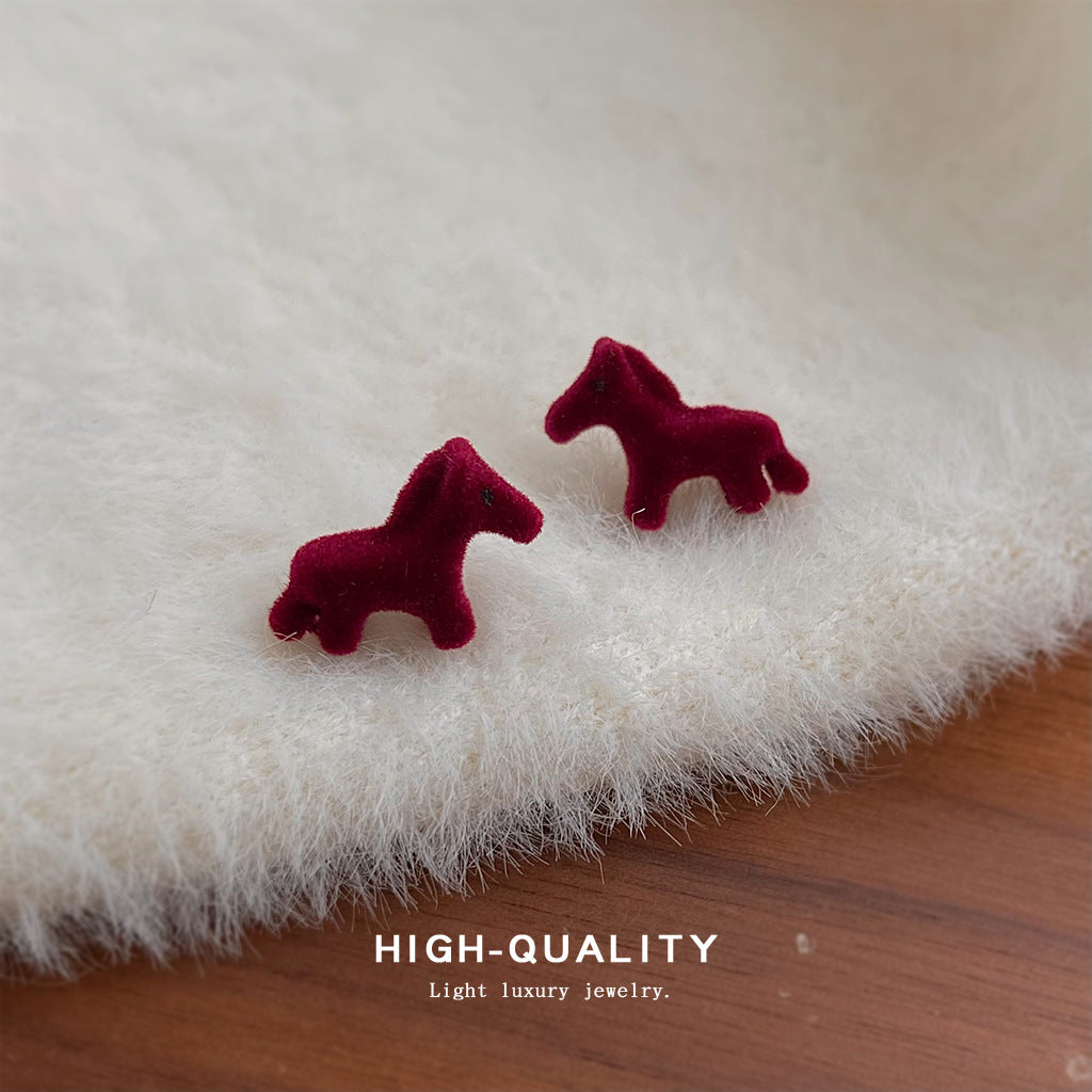 A廠【7188】植絨酒紅色銀針小馬耳環個性本命年新款文藝範秋冬耳飾飾品女
 25.12-1