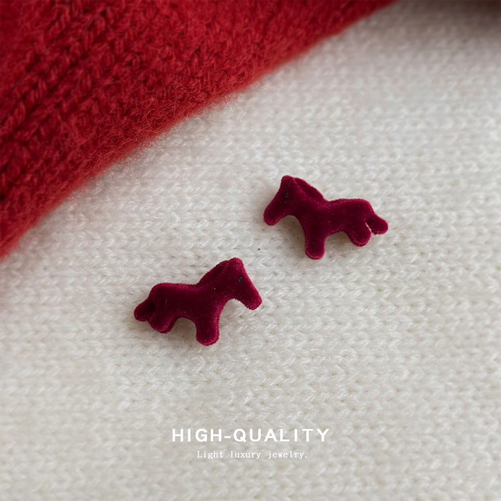 A廠【7188】植絨酒紅色銀針小馬耳環個性本命年新款文藝範秋冬耳飾飾品女
 25.12-1