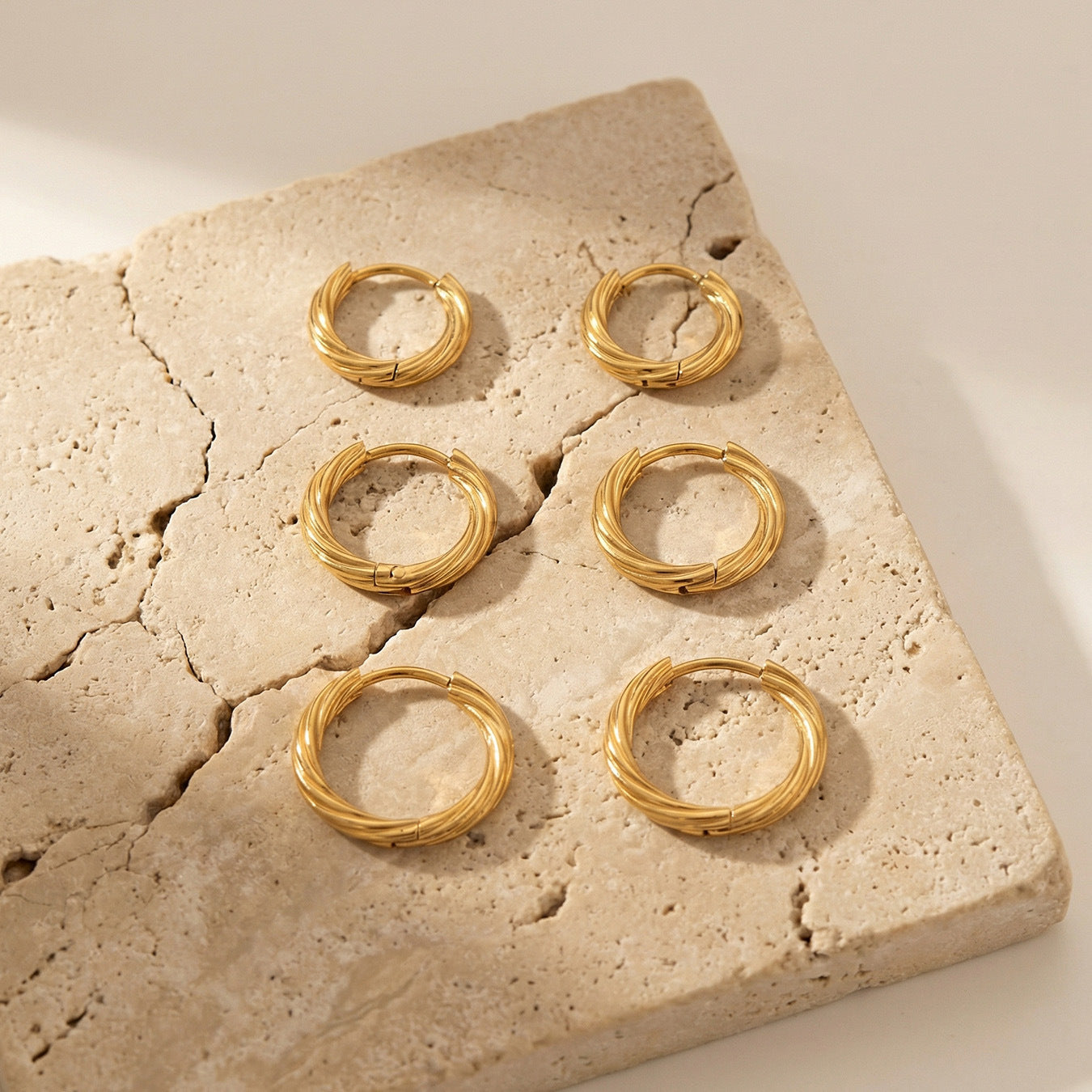 B廠【F1593】亞馬遜熱賣不鏽鋼鍍18k金扭紋耳圈小眾高級感輕奢耳飾不掉色
 26.04-3