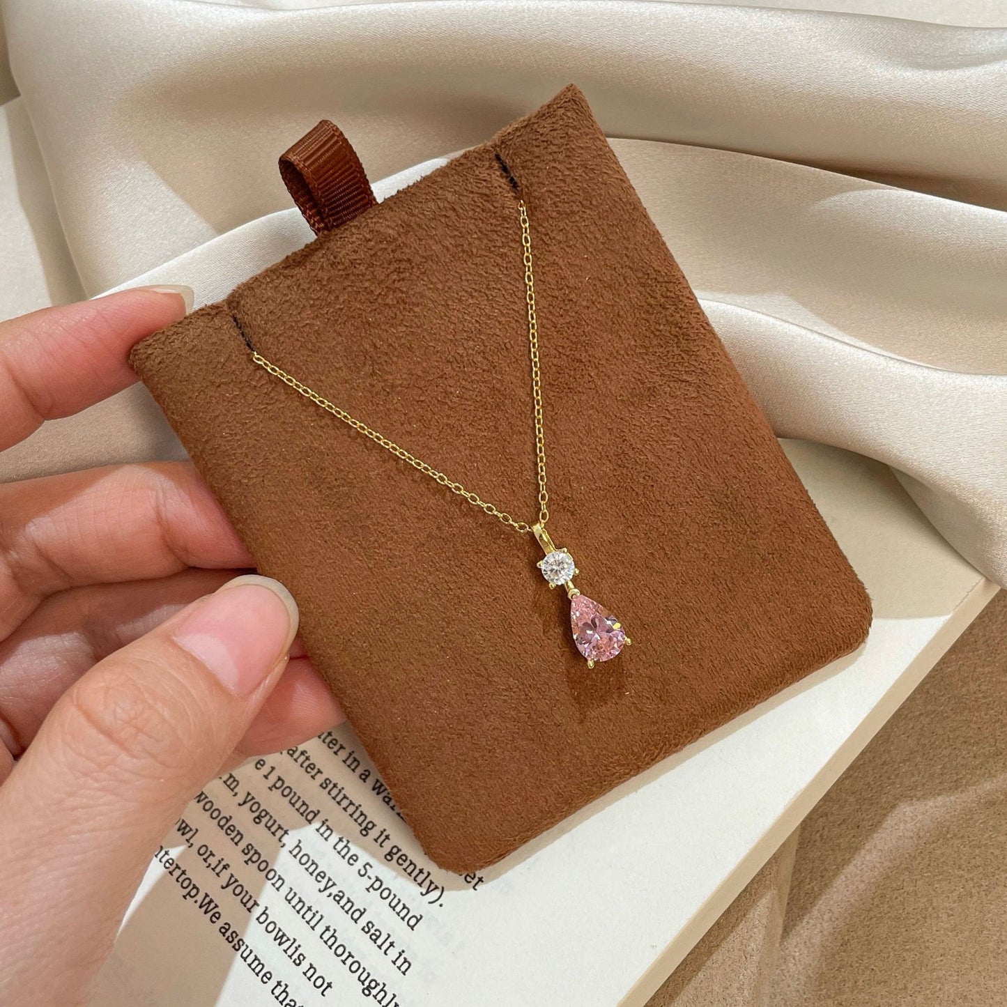E廠【DQ1992N】S925純銀韓系甜美粉色水滴項鍊簡約精緻爆閃鋯石鎖骨鏈
 25.10-3