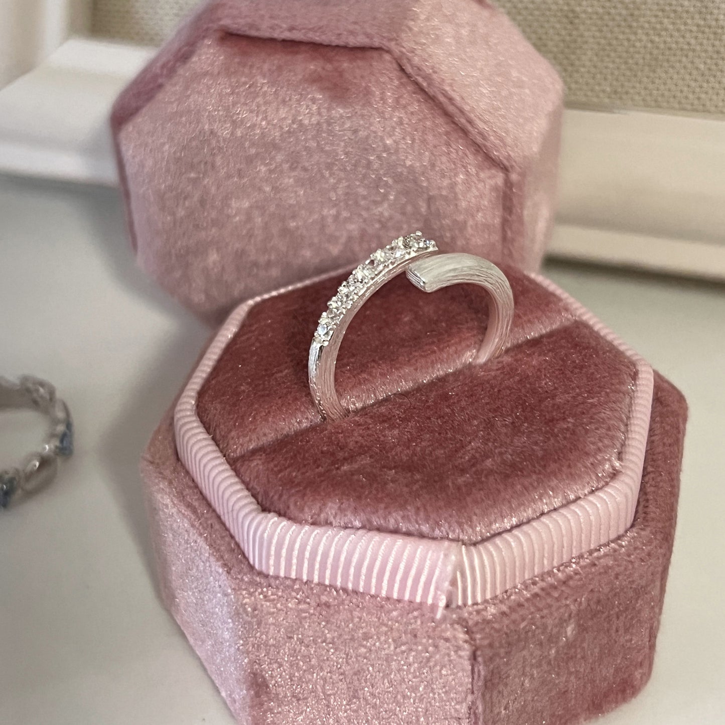 E廠【XDQ8634R】S925純銀韓版幾何交錯戒指女小眾ins拉絲鋯石氣質食指戒指環
 25.11-4