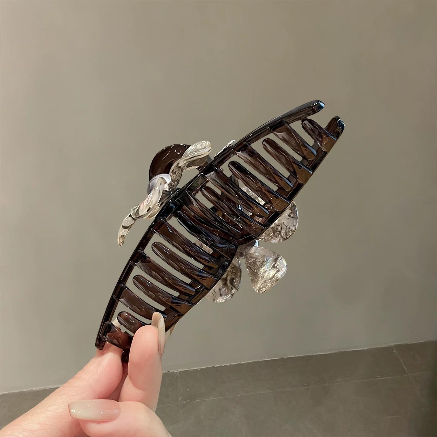 C廠【X421】高級感細閃花朵珍珠抓夾女後腦勺盤髮鯊魚夾氣質髮卡2026新款髮夾
 26.06-1「C廠-單筆結帳需滿，NT$500出貨(不含運費)」