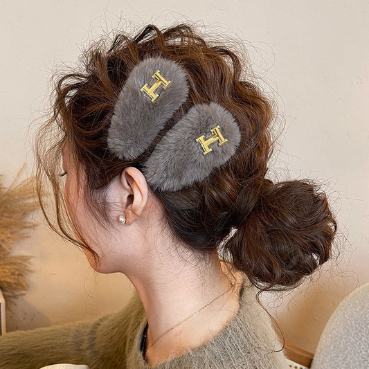 C廠【Y925】輕奢金標字母毛絨髮夾女2025新款高階側邊夾髮卡劉海夾子氣質頭飾
 25.12-2「C廠-單筆結帳需滿，NT$500出貨(不含運費)」