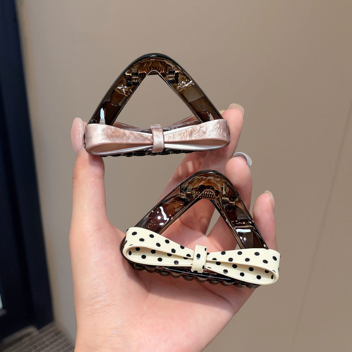 C廠【X663】蝴蝶結鯊魚夾女高級感醋酸抓夾後腦勺盤髮夾韓系波點髮抓髮卡頭飾
 26.08-2「C廠-單筆結帳需滿，NT$500出貨(不含運費)」