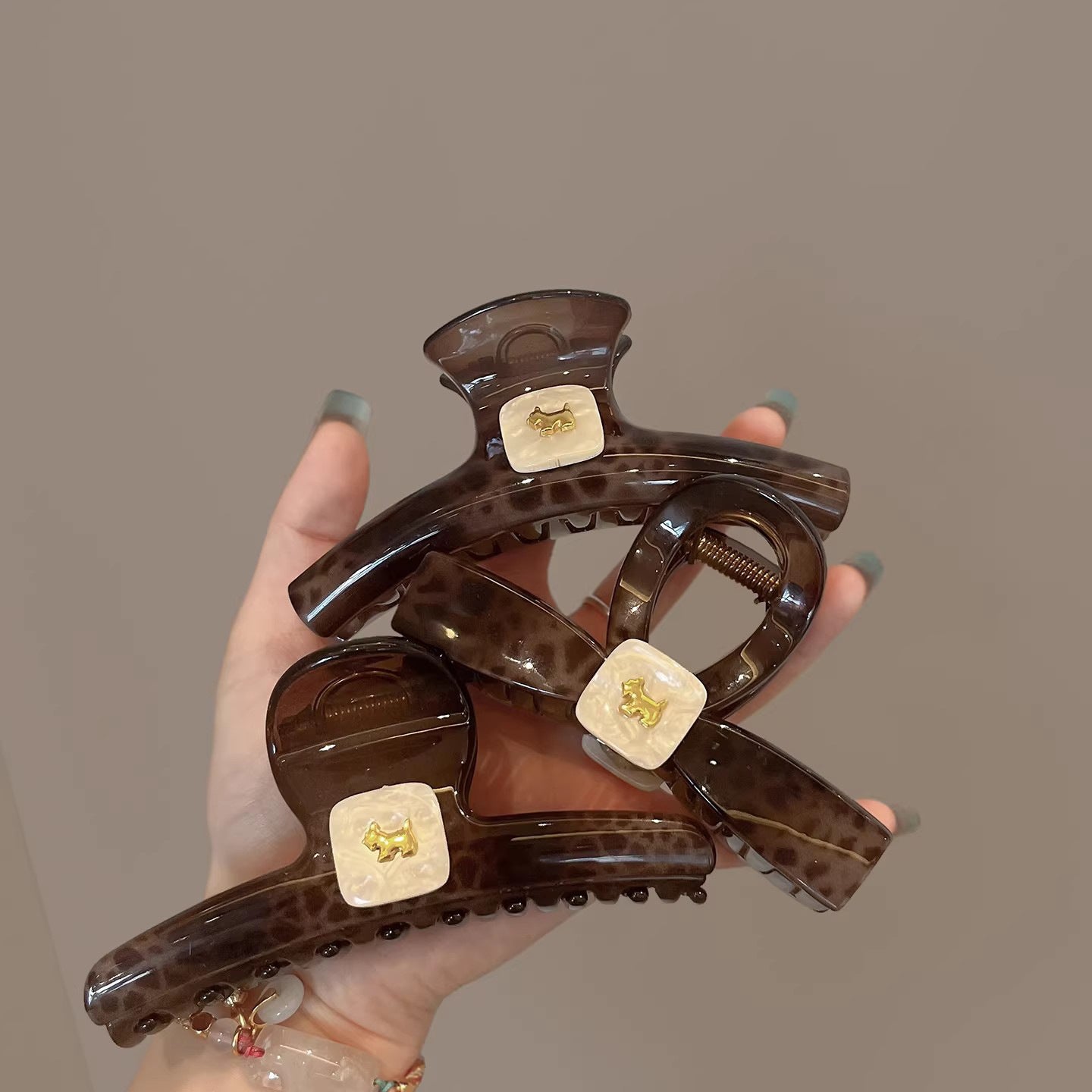 C廠【X84】高品質豹紋小狗抓夾大號高級感鯊魚夾子後腦勺盤髮復古髮夾頭飾女
 26.04-3