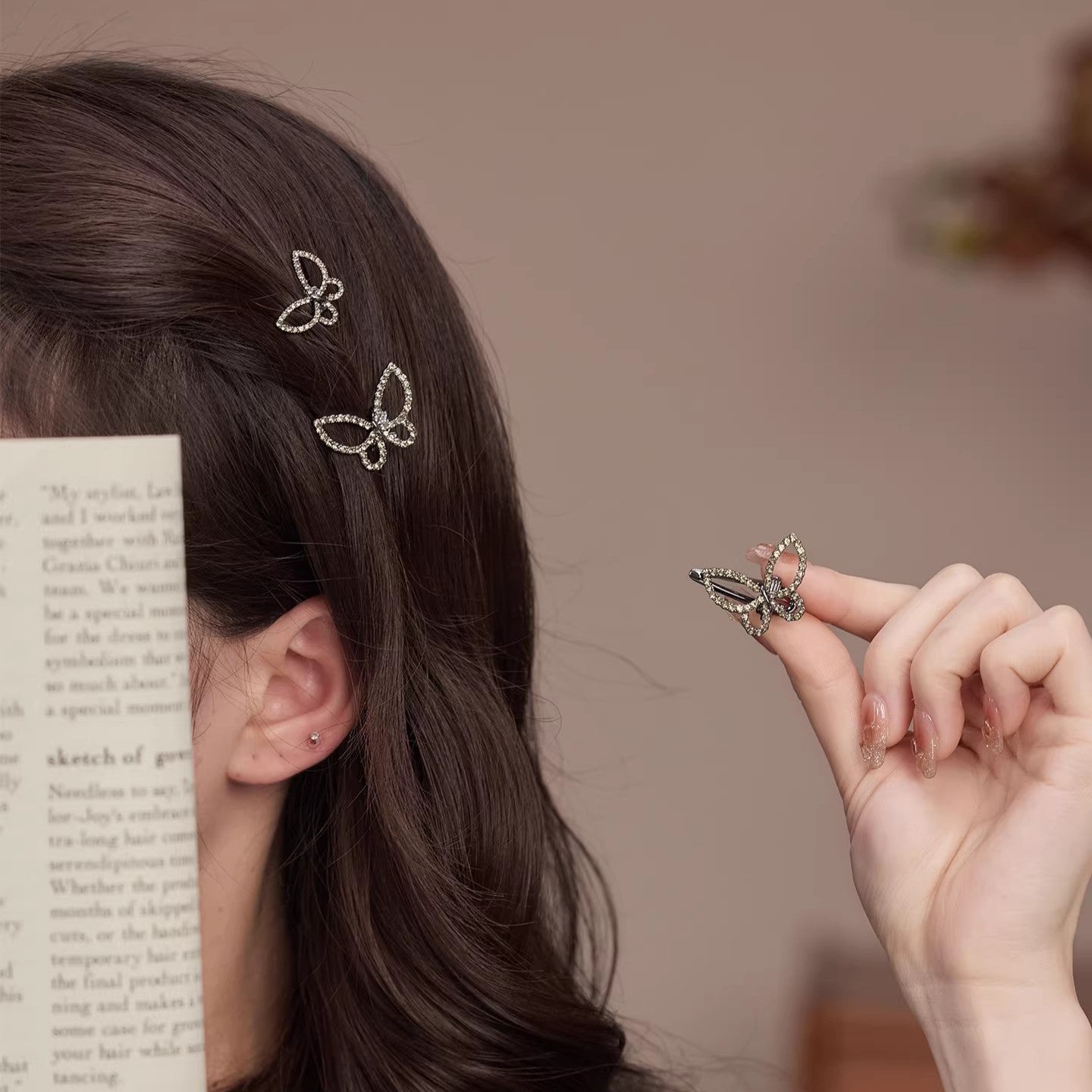 C廠【P112】精緻鏤空水鑽蝴蝶髮夾女2026新款前額碎髮鴨嘴夾側邊瀏海夾子頭飾
 26.04-3