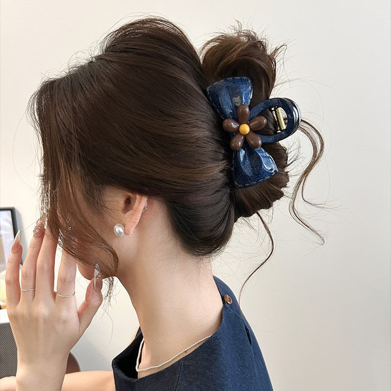 C廠【X223】牛仔藍蝴蝶結花朵頭髮抓夾女2026新款髮夾後腦勺中型鯊魚夾髮飾
 26.05-1「C廠-單筆結帳需滿，NT$500出貨(不含運費)」