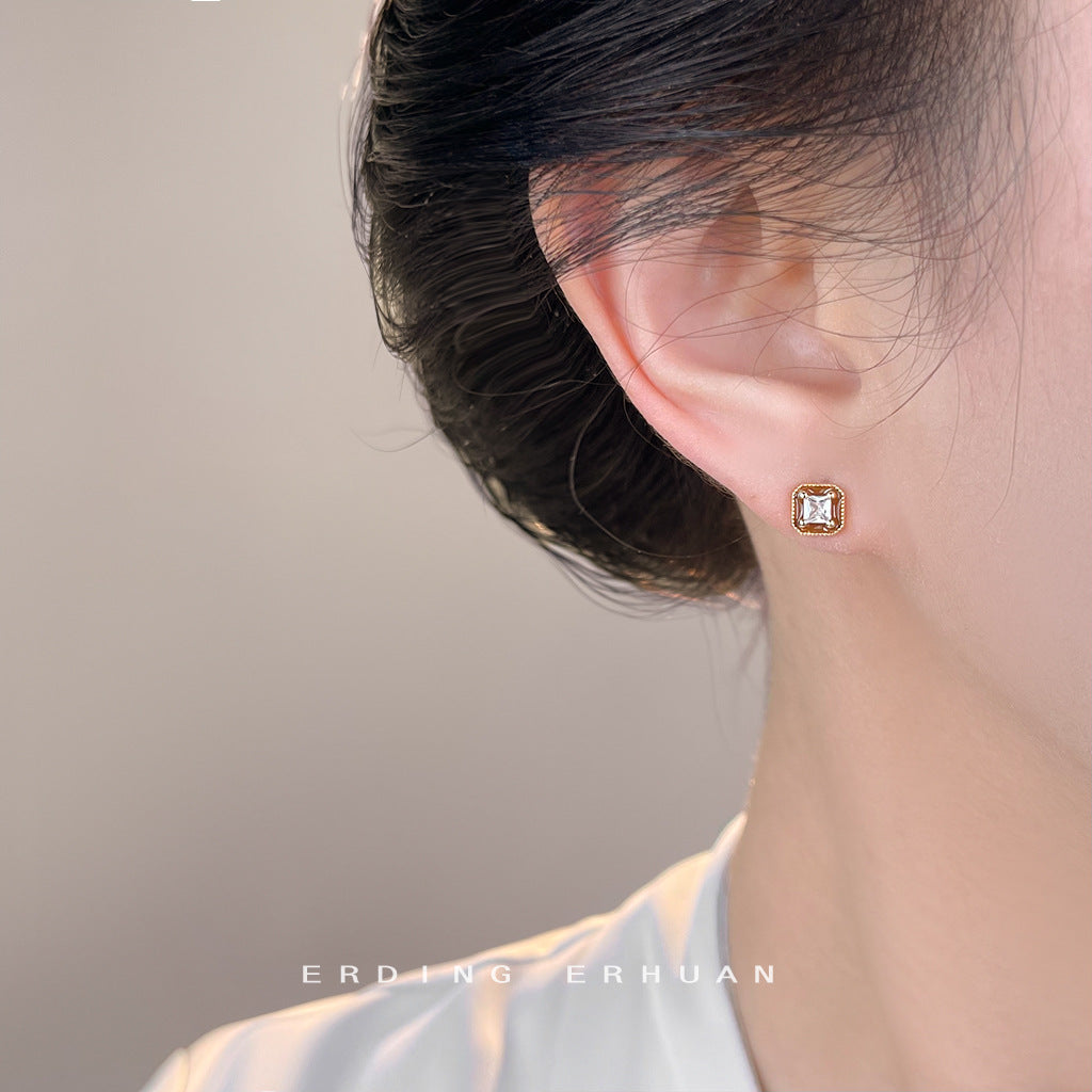 A廠【7112】迷你版~鋯石幾何方形925銀針小耳環日常通勤睡覺不用摘耳飾女
 25.11-3
