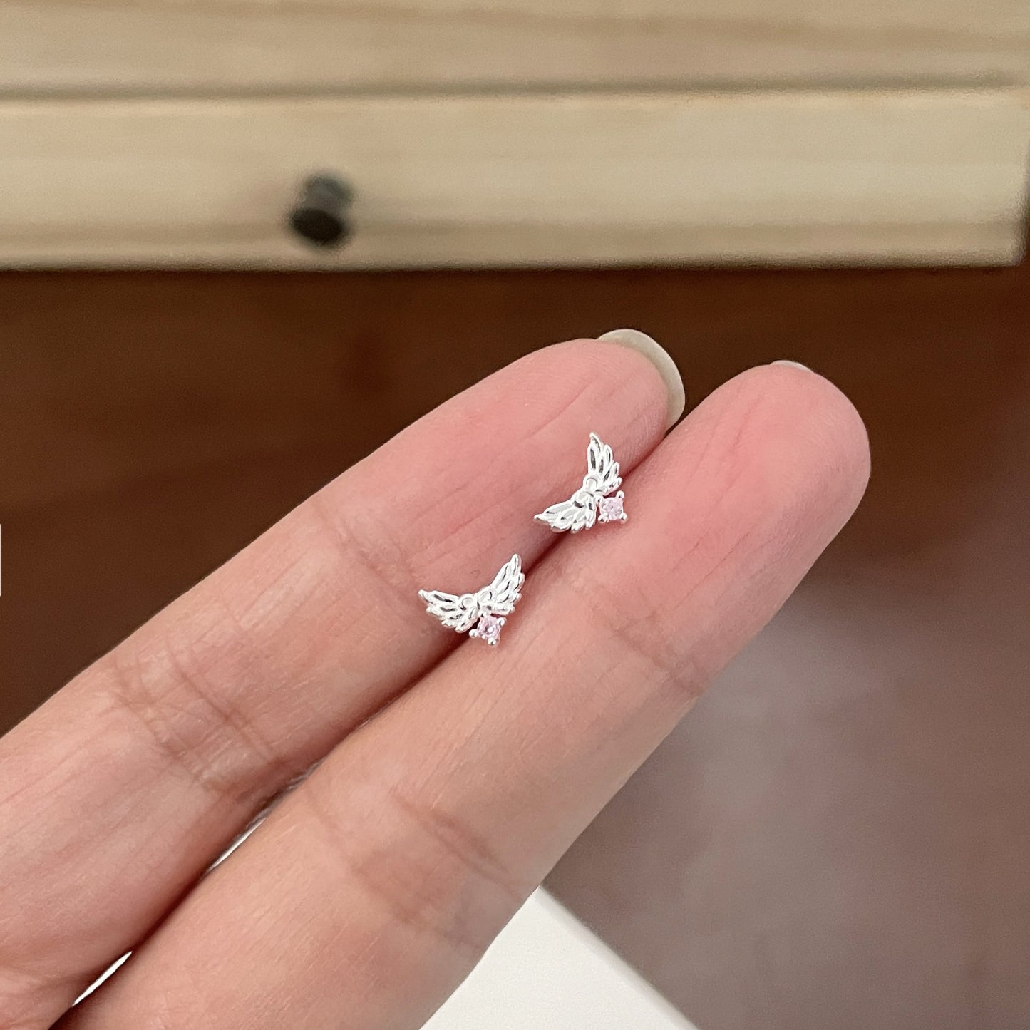 E廠【XDQ10673E】S999純銀簡約小巧天使之翼耳環女粉色鋯石蝴蝶結時尚耳環ins
 26.03-3