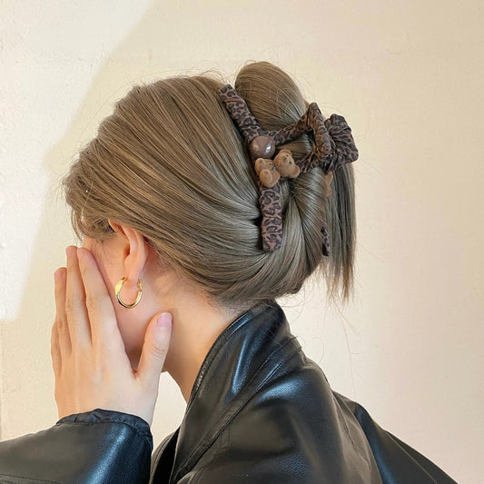 C廠【P103】小熊豹紋布藝大號抓夾女高級感後腦勺盤髮鯊魚夾子髮量多髮夾髮飾
 26.01-1