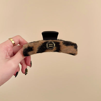 C廠【P105】秋冬高級感毛絨抓夾女2025新款髮量少後腦勺鯊魚夾小香風髮夾髮飾
 26.01-1