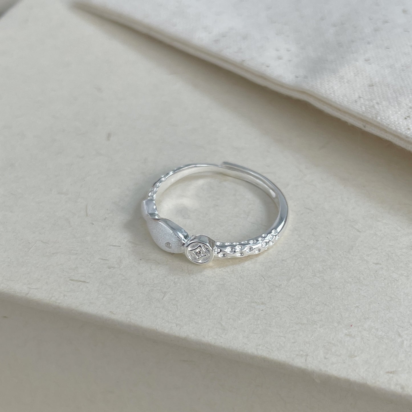 E廠【XDQ8864R】S999純銀精緻拉絲小魚錢幣戒指女時尚個性銅錢開口指環冷淡風
 25.12-1