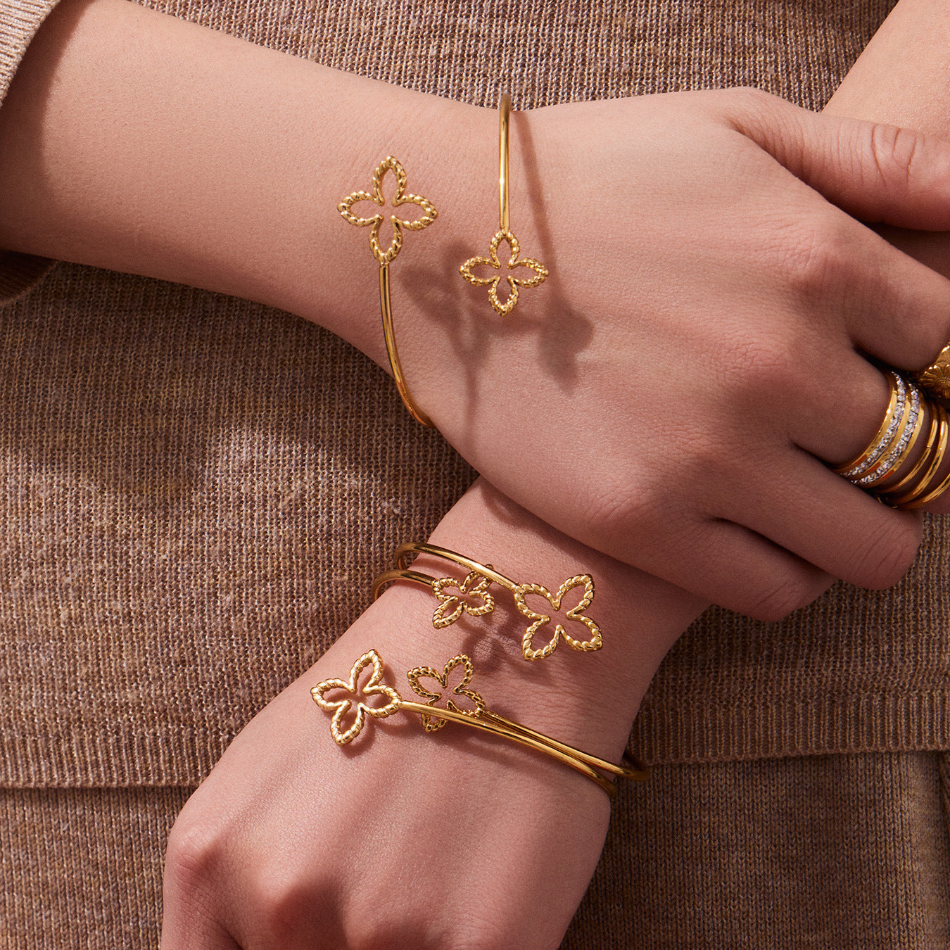 B廠【Z591】跨國個性簡約設計雙花鏤空開口手環不鏽鋼鍍18k真金時尚百搭手環
 26.03-2