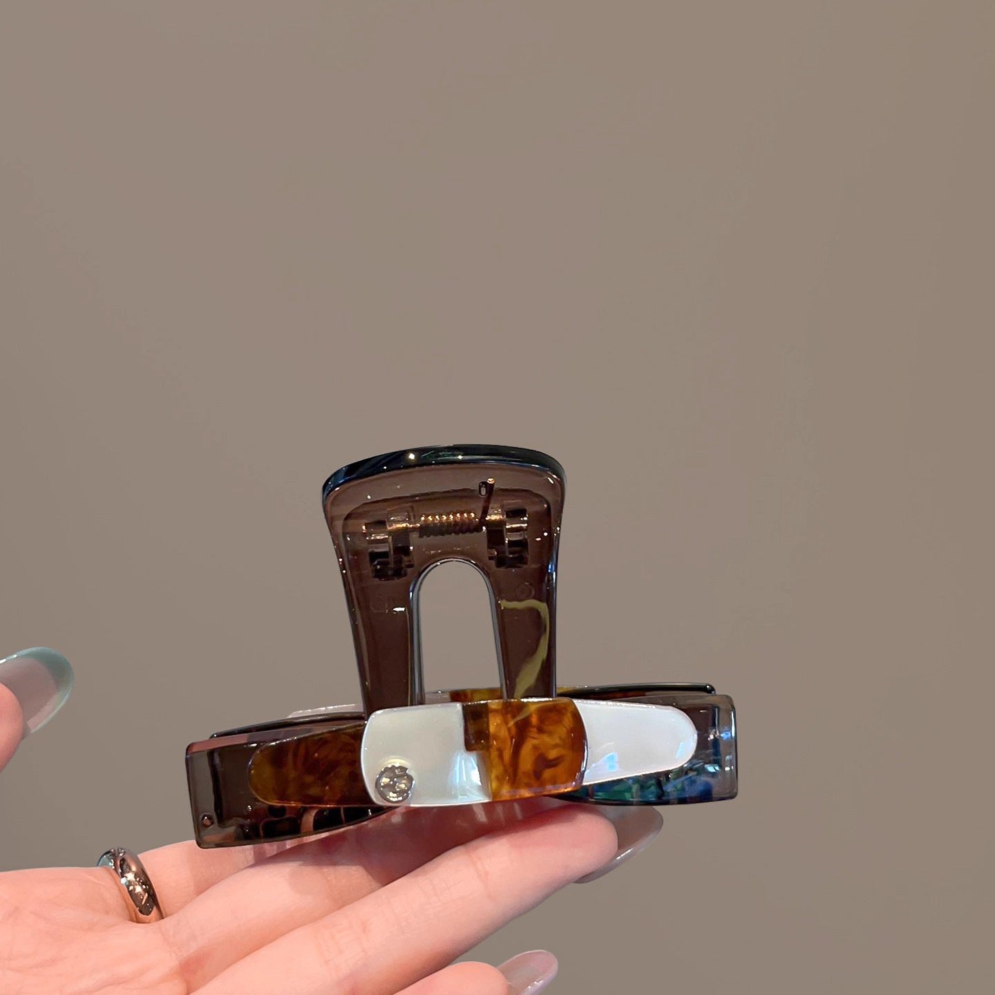 C廠【B27】法式復古玳瑁色中型抓夾女氣質高級感後腦勺盤髮鯊魚夾半紮髮夾子
 25.12-3「C廠-單筆結帳需滿，NT$500出貨(不含運費)」