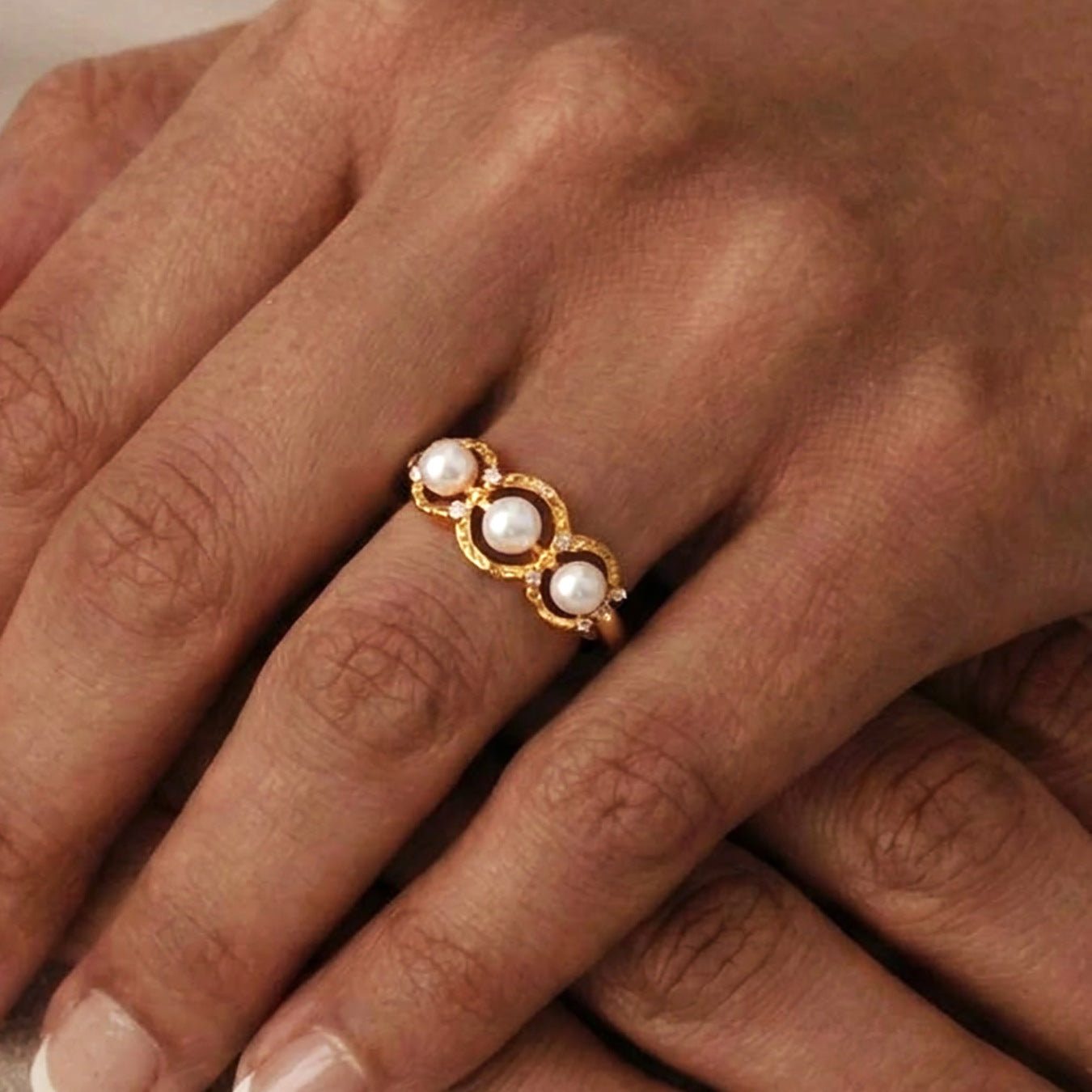 B廠【A014】歐美ins時尚簡約設計5A鋯石貝珠側開口調整戒指不鏽鋼鍍18k金指環
 26.01-2