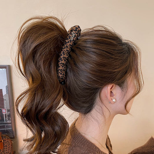 C廠【Y881】豹紋字母標香蕉夾女2025新款高馬尾豎夾高級感後腦勺髮夾秋冬髮飾
 25.12-2「C廠-單筆結帳需滿，NT$500出貨(不含運費)」