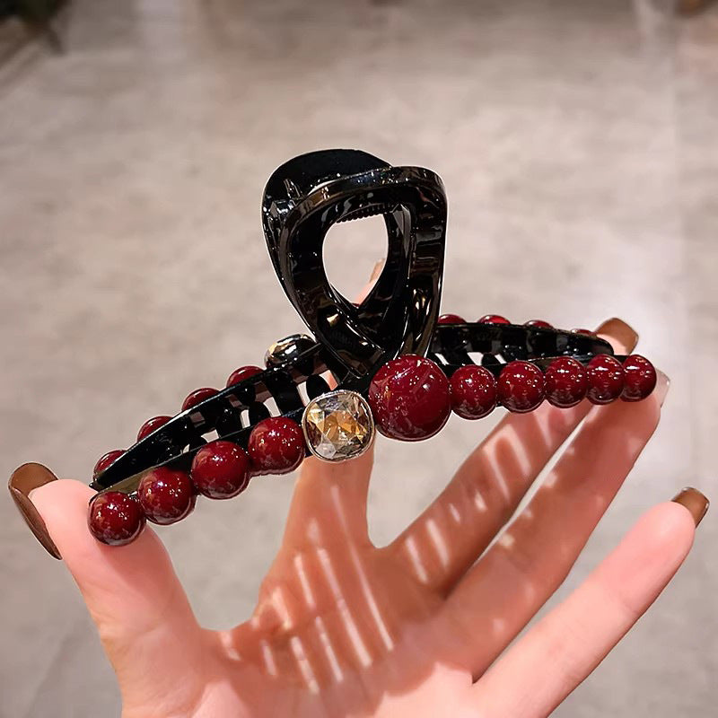 C廠【Y1067】高級感紅色珠珠抓夾新春款鑲鑽鯊魚夾女後腦勺髮量多全盤髮夾頭飾
 26.01-2「C廠-單筆結帳需滿，NT$500出貨(不含運費)」