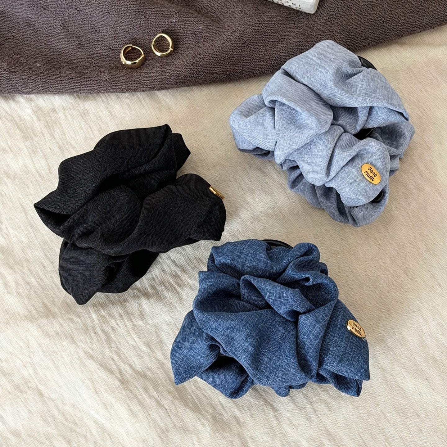 C廠【X718】復古牛仔褶皺布藝抓夾女防滑豎夾慵懶低丸子頭通勤百搭盤抓夾子
 26.08-3「C廠-單筆結帳需滿，NT$500出貨(不含運費)」