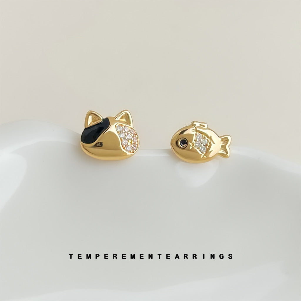 C廠【6931】原創設計不對稱微鑲鋯石925銀針鍍14K小魚與貓咪耳環可愛清新耳飾
 25.10-3