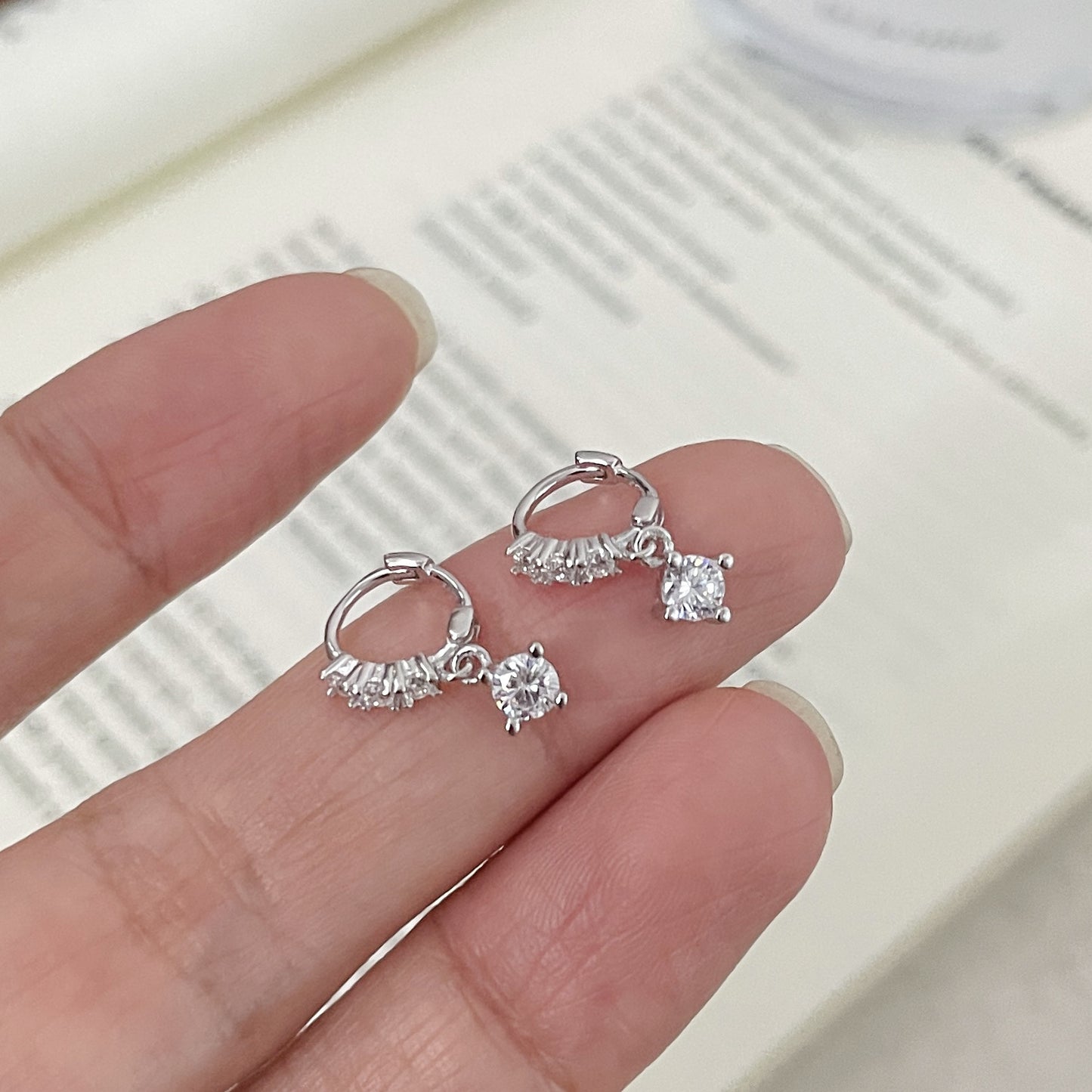 E廠【XDQ11022E】小眾設計感迷你閃鑽耳圈S925純銀簡約冷淡風鋯石耳墜耳飾女潮
 25.12-2