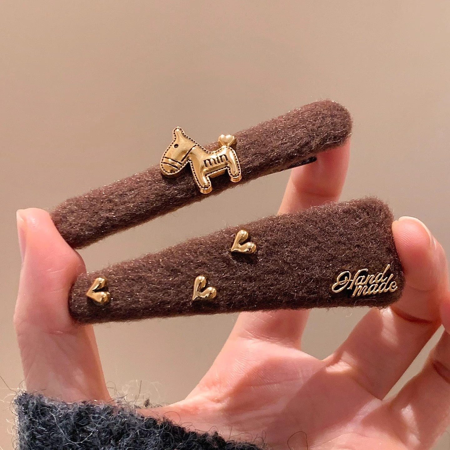 C廠【Y918】韓系氣質咖色小馬愛心髮夾女高級感復古邊夾側邊髮卡碎髮瀏海夾子
 25.12-2「C廠-單筆結帳需滿，NT$500出貨(不含運費)」