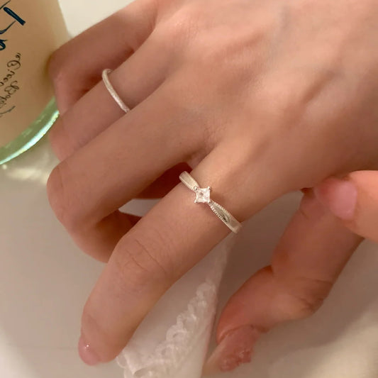 E廠【XDQ8365R】S925純銀小眾設計方鑽星芒條紋戒指女時尚個性高級感開口指環
 26.04-4