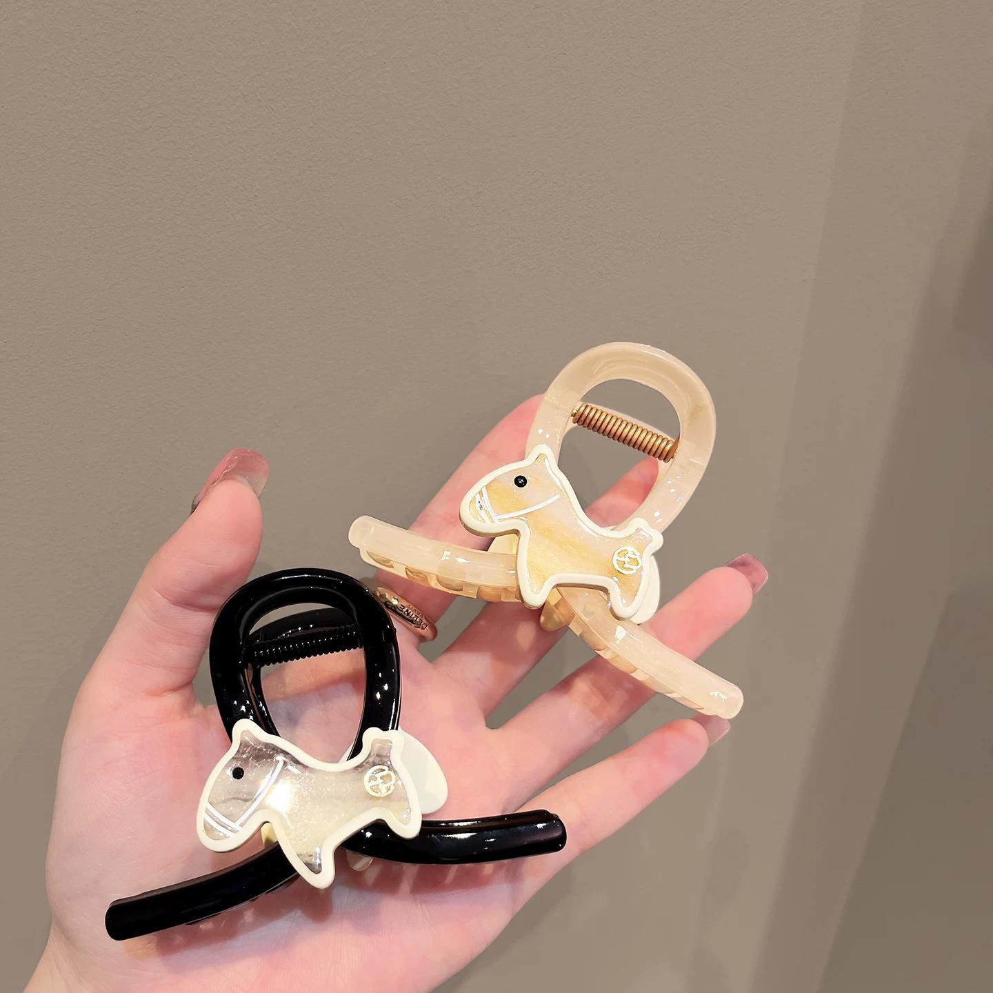 C廠【X347】韓版卡通小馬抓夾女高級感髮夾中號半扎後腦勺鯊魚夾盤髮飾髮量少
 26.06-1「C廠-單筆結帳需滿，NT$500出貨(不含運費)」