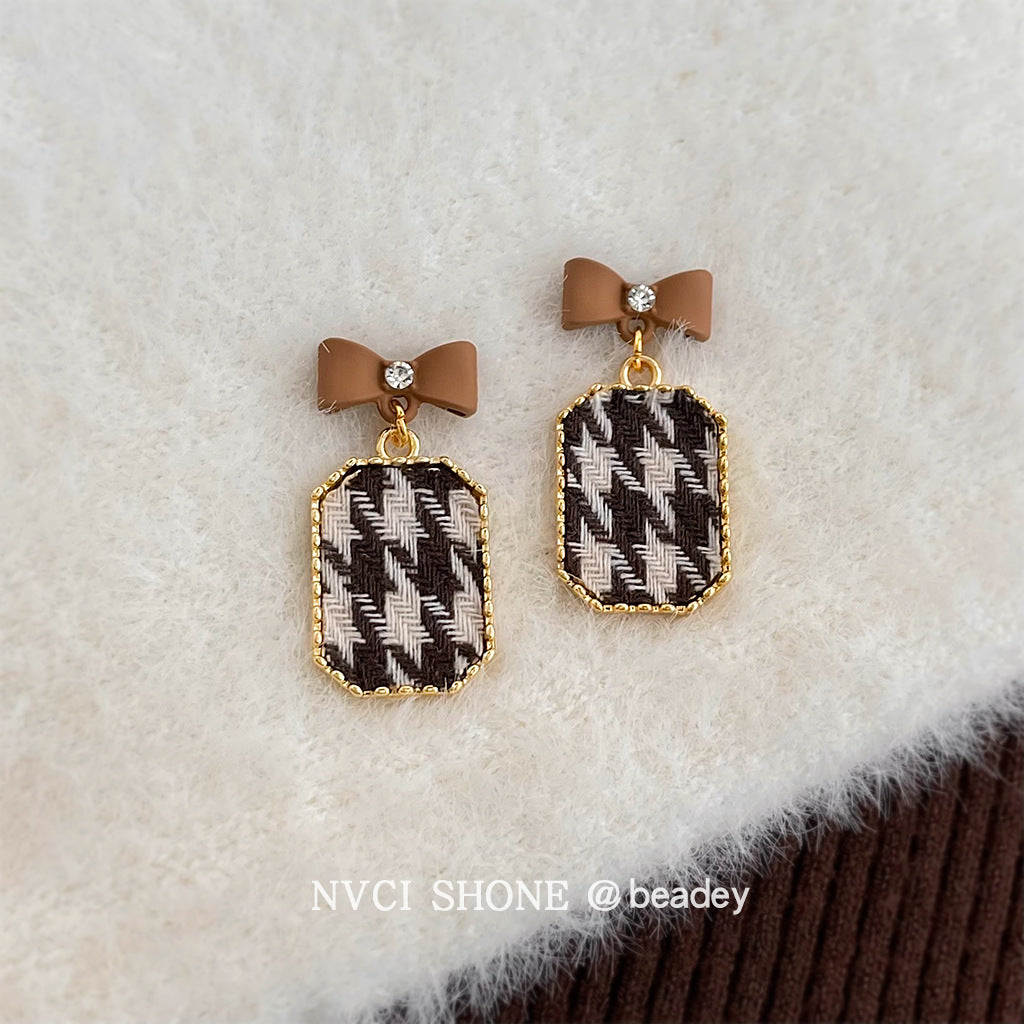 C廠【7023】秋冬款小香風時尚通勤千鳥格幾何蝴蝶結布藝新款耳環耳環飾品
 25.11-1