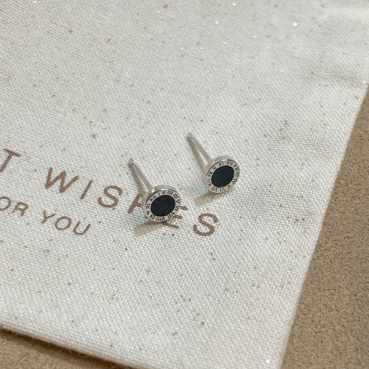 F廠【DQ10438E】999純銀小眾設計羅馬數位耳環女簡約氣質黑色滴膠圓環耳飾潮
 25.09-1