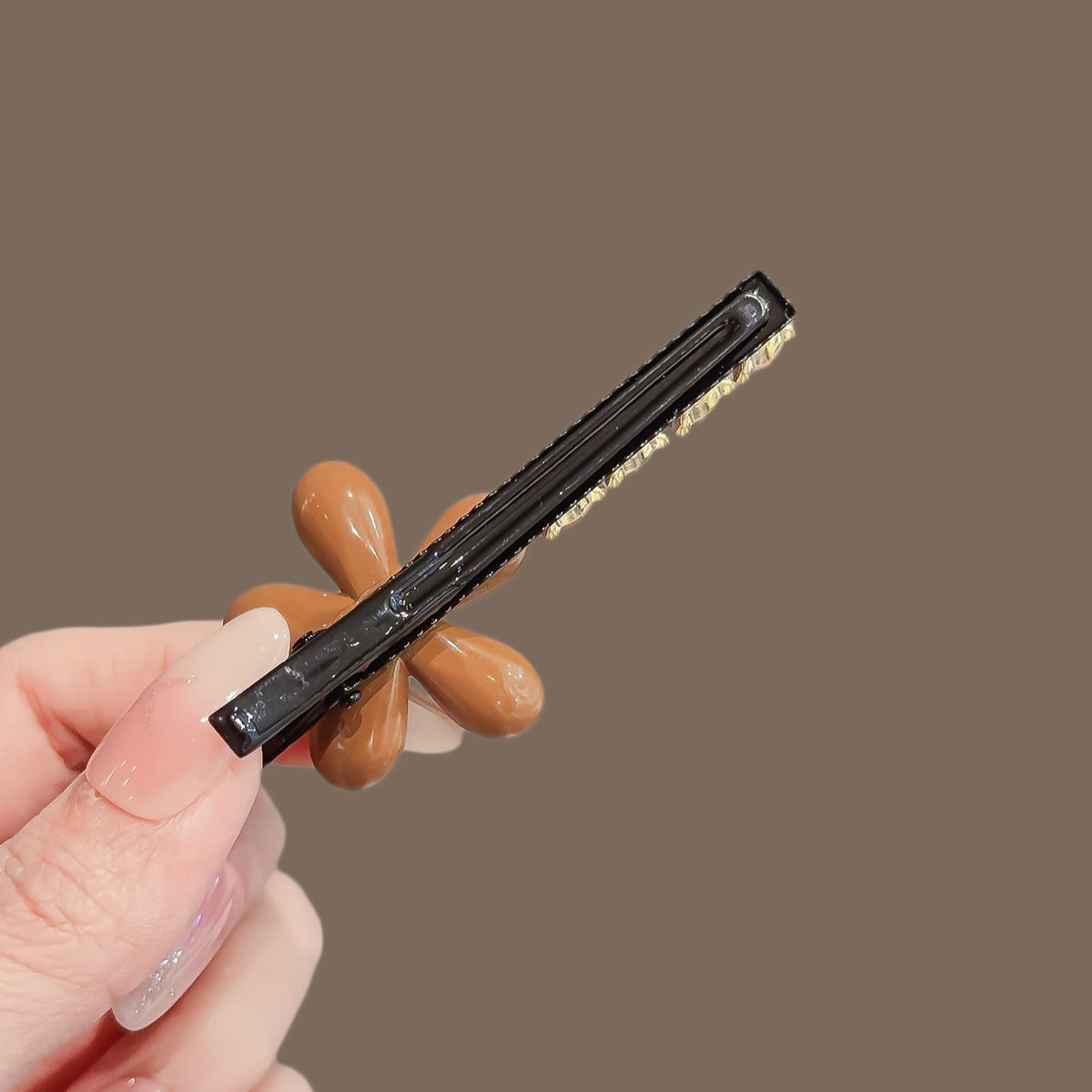 C廠【X677】復古咖色花朵水鑽髮夾女高級感新款側邊瀏海夾韓版百搭碎髮鴨嘴夾
 26.08-2「C廠-單筆結帳需滿，NT$500出貨(不含運費)」