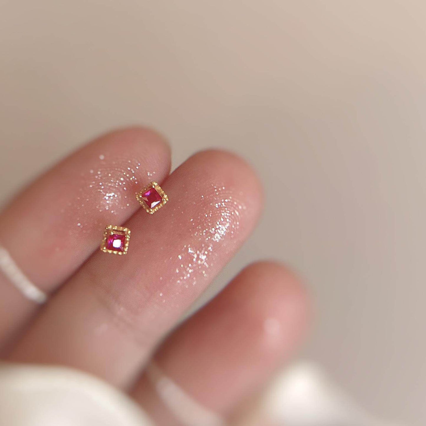 E廠【XDQ10320E】S925純銀迷你小巧玫紅鋯石耳環女精緻高級感幾何方形百搭耳飾
 26.01-1