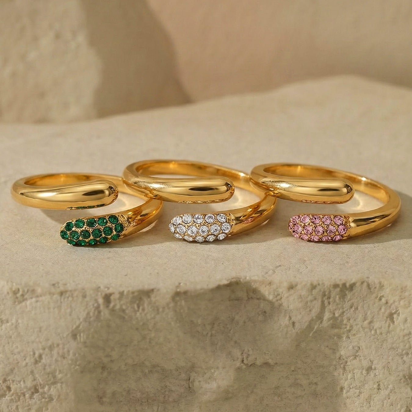 B廠【A002】跨國歐美ins時尚簡約粉綠白三色水鑽開口戒指不鏽鋼鍍18K真金飾品
 26.01-2