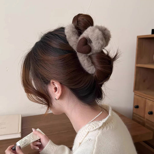 C廠【P102】秋冬愛心毛絨髮夾後腦勺盤發大號鯊魚夾髮飾抓夾女高級感2025新款
 26.01-1