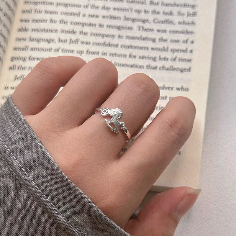 F廠【DQ8438R】S925純銀馬上有錢戒指女簡約新中式木馬銅錢時髦百搭開口指環
 25.10-4