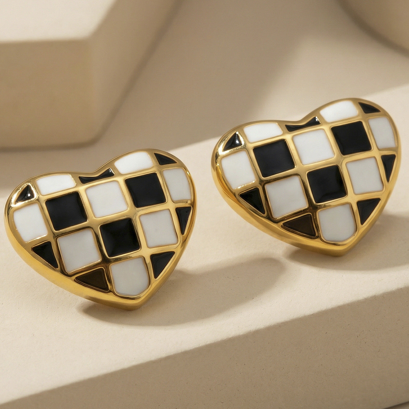 B廠【F034】INS簡約設計琺瑯彩釉棋盤格桃心耳環歐美時尚百搭耳環不銹鋼材質
 26.02-1