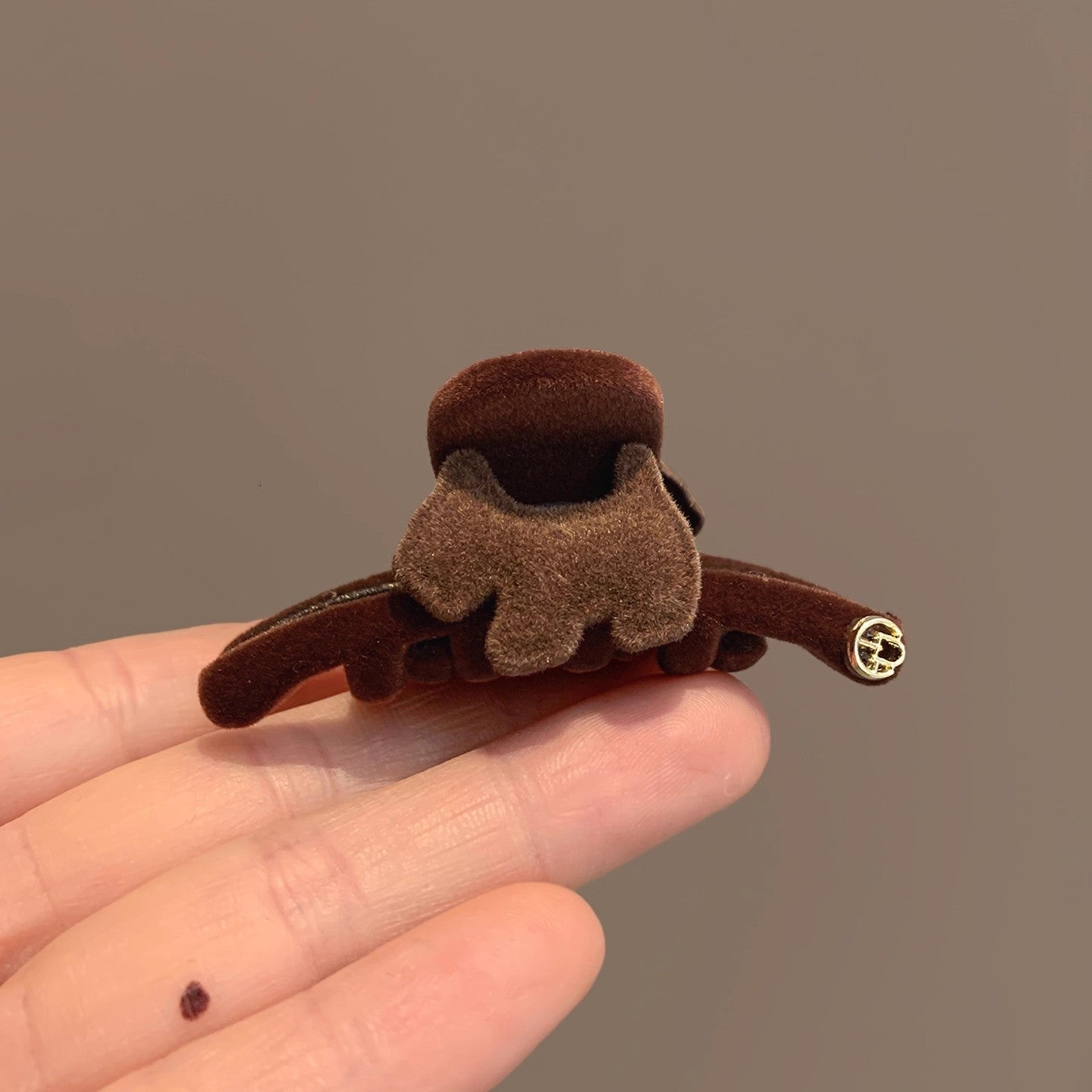 C廠【P59】植絨小狗抓夾女2025新款高級感後腦勺盤髮鯊魚夾子頭飾髮夾子頭飾
 25.12-2「C廠-單筆結帳需滿，NT$500出貨(不含運費)」