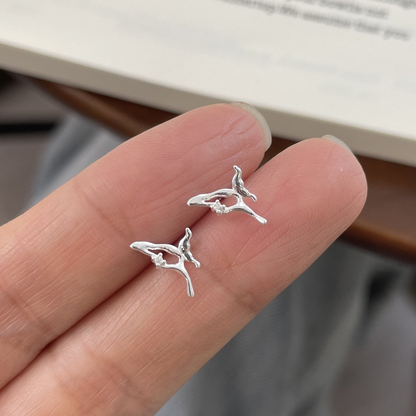 F廠【XDQ11085E】S999純銀簡約個性液態蝴蝶耳環女創意設計鏤空鑲鋯石小巧耳飾
 25.11-2