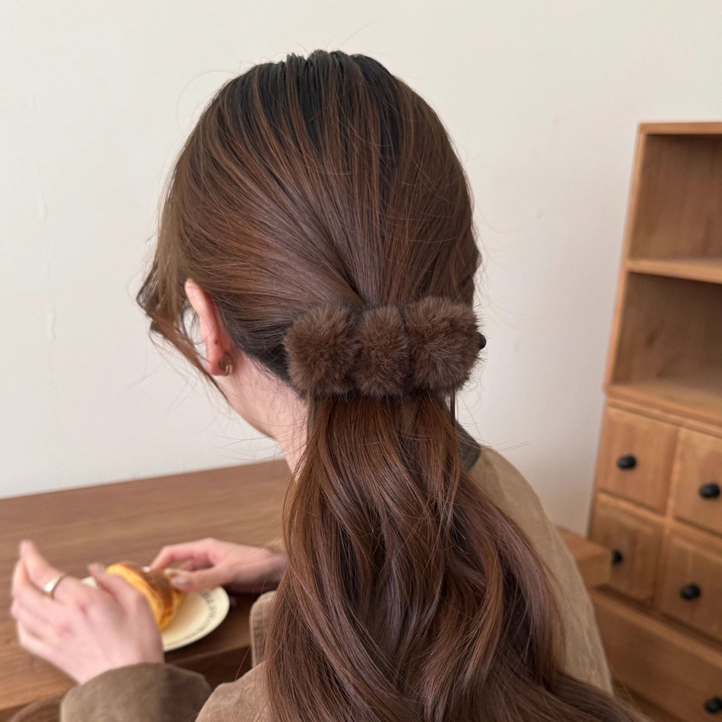 C廠【P48】秋冬毛球香蕉夾女高級感2025新款後腦勺毛絨髮夾氣質馬尾髮卡頭飾
 25.12-2「C廠-單筆結帳需滿，NT$500出貨(不含運費)」