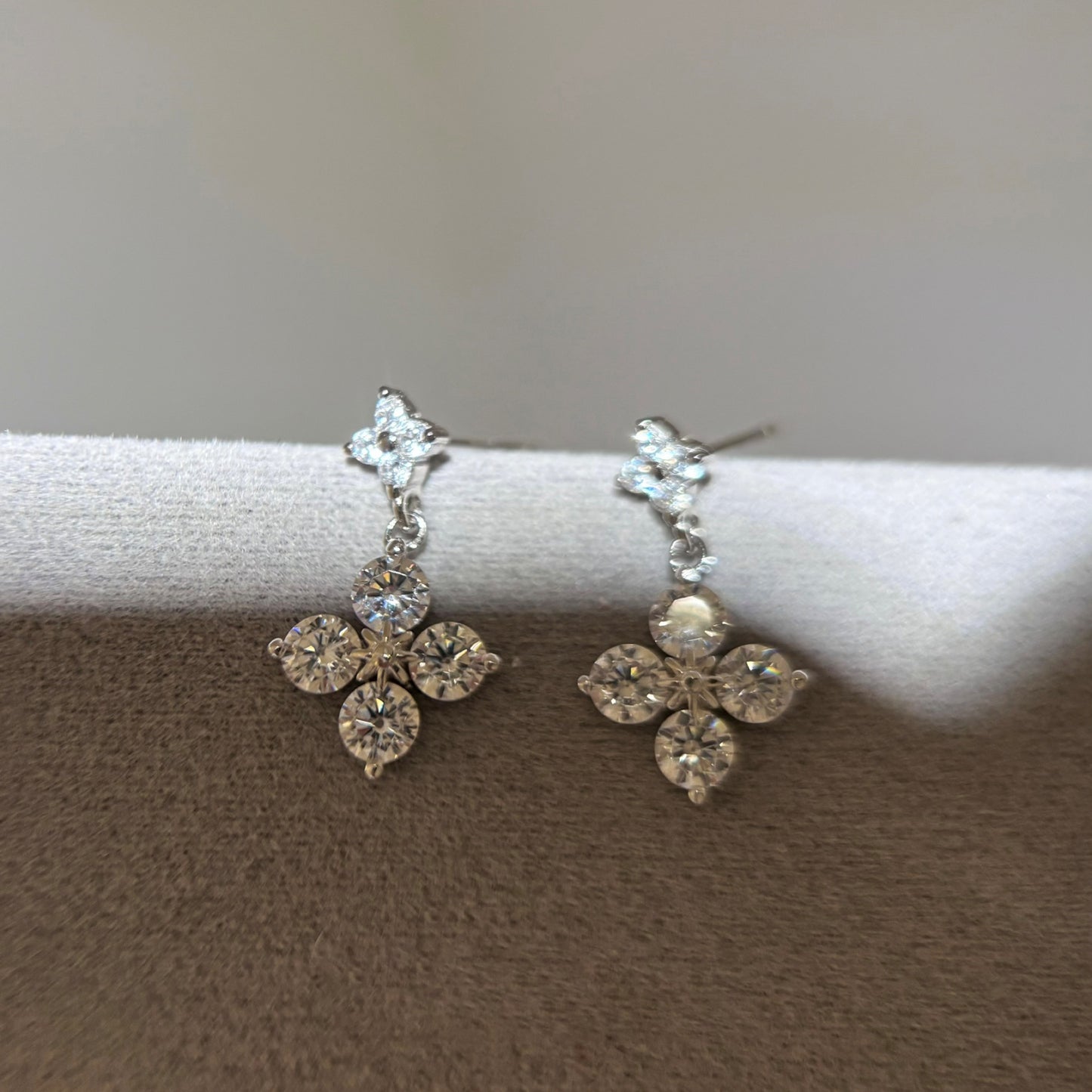 F廠【DQ10636E】S925純銀輕奢精緻四葉草閃鑽耳環女復古經典花朵流蘇百搭耳飾
 25.10-4