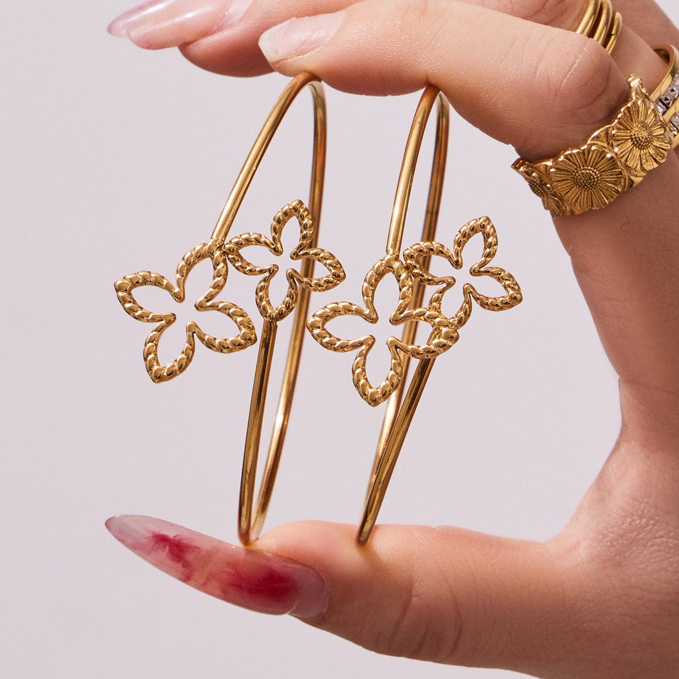 B廠【Z591】跨國個性簡約設計雙花鏤空開口手環不鏽鋼鍍18k真金時尚百搭手環
 26.03-2