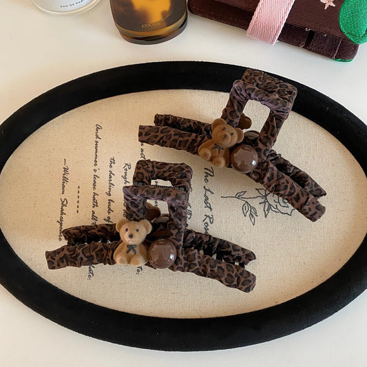 C廠【P103】小熊豹紋布藝大號抓夾女高級感後腦勺盤髮鯊魚夾子髮量多髮夾髮飾
 26.01-1