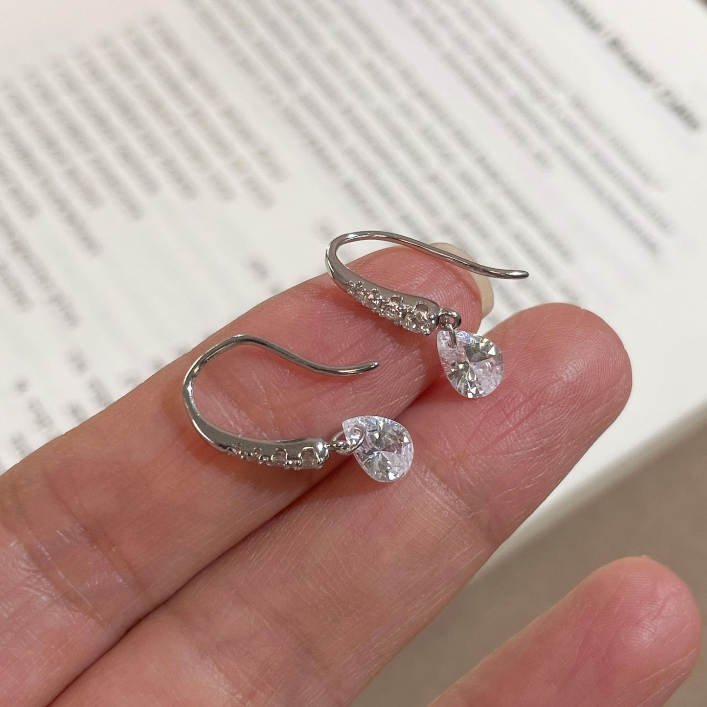 F廠【XDQ10054E】S925純銀精緻高級感水滴耳鉤女靈動爆閃鋯石氣質輕奢耳環耳飾
 25.10-5