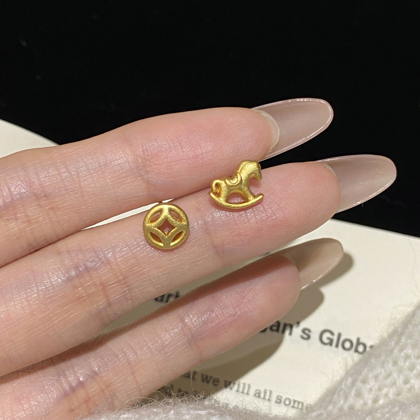 F廠【DQ10403E】S925純銀精緻木馬銅錢不對稱耳環女簡約高級感馬年百搭耳飾潮
 25.10-4