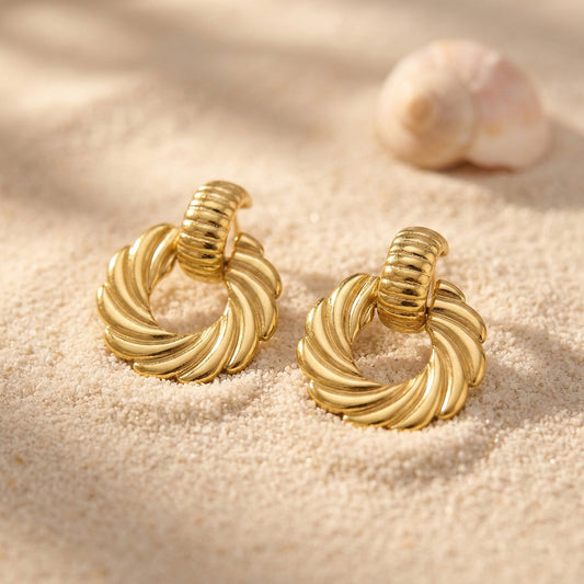 B廠【F1610】歐美新款扭紋圓圈耳環時髦小旋風設計創意耳環不鏽鋼18k鍍金耳飾
 26.03-3