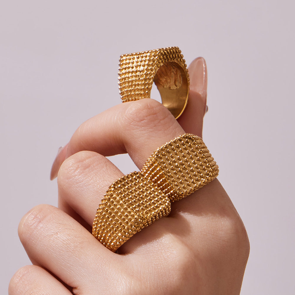 B廠【A125】歐美個性ins小眾寬版顆粒感指環金色方型戒指不鏽鋼材質鍍18k真金
 26.03-2