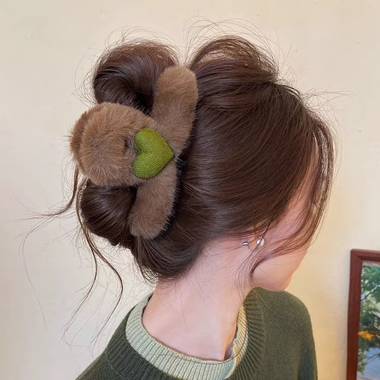 C廠【P102】秋冬愛心毛絨髮夾後腦勺盤發大號鯊魚夾髮飾抓夾女高級感2025新款
 26.01-1