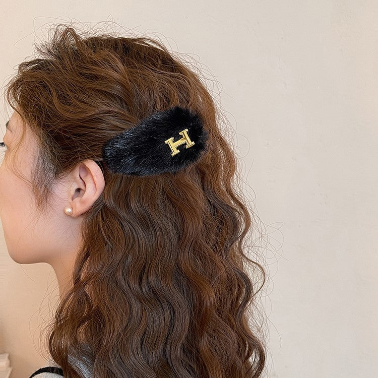 C廠【Y925】輕奢金標字母毛絨髮夾女2025新款高階側邊夾髮卡劉海夾子氣質頭飾
 25.12-2「C廠-單筆結帳需滿，NT$500出貨(不含運費)」